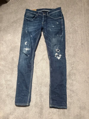 Dondup jeans - Dondup George jeans, riktigt fint skick 9/10. Nypris 4000kr, säljs för 1199kr. Skriv vid minsta intresse.