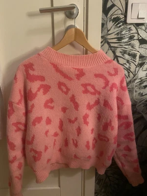Rosa leopard tröja!  - Säljer en rosa leopard tröja som är riktigt mysig 🥰storlek på tröjan står ej men den passar som xs/s