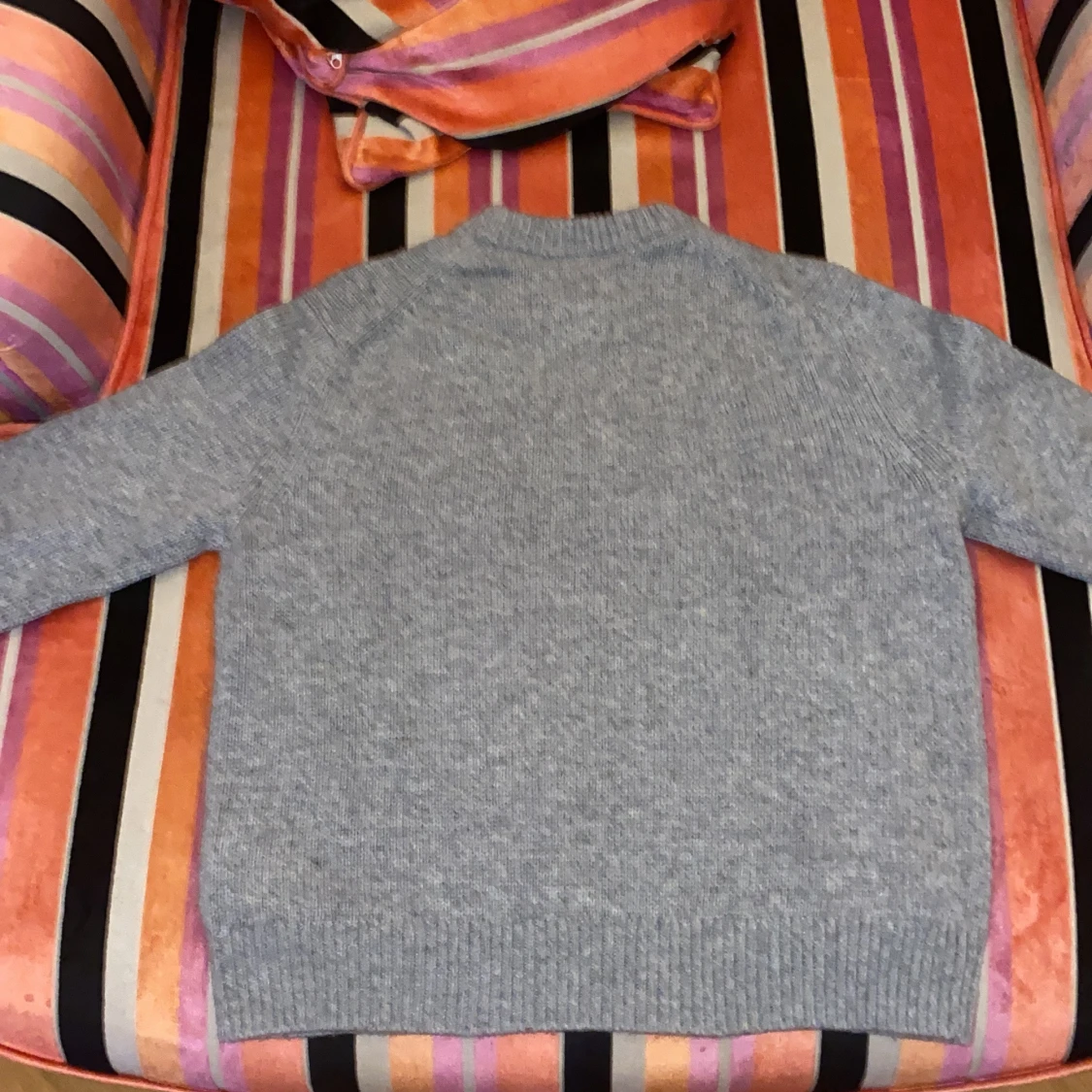 Grå stickad tröja från Arket - 1