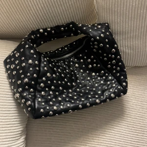 Väska - Vart väska med silvriga detaljer från Dayet. Väskan han använts fåtal gånger och är i mycket bra skick