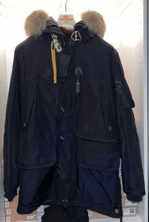 Parajumpers mörkblå parkajacka med päls - Säljer en mörkblå parkajacka från Parajumpers med stor päls på huvan som är avtagbar.