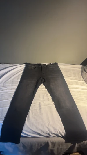 Svarta Boss jeans w33/l32 - Svarta boss jeans i helt nytt sckik, köpte nyligen dem men dem passade ej på mig tyvärr, pris är såklart diskuterbart(obs finns två par av dem exakt likadana)