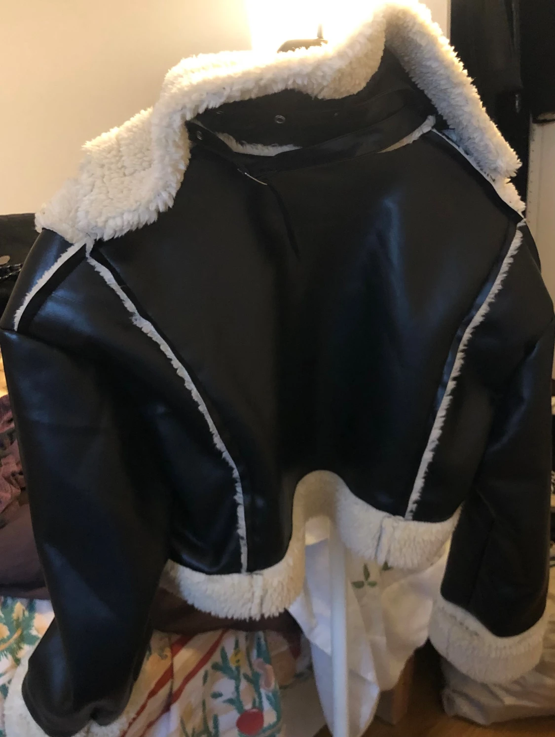 Svart teddyjacka med fuskpäls - 4