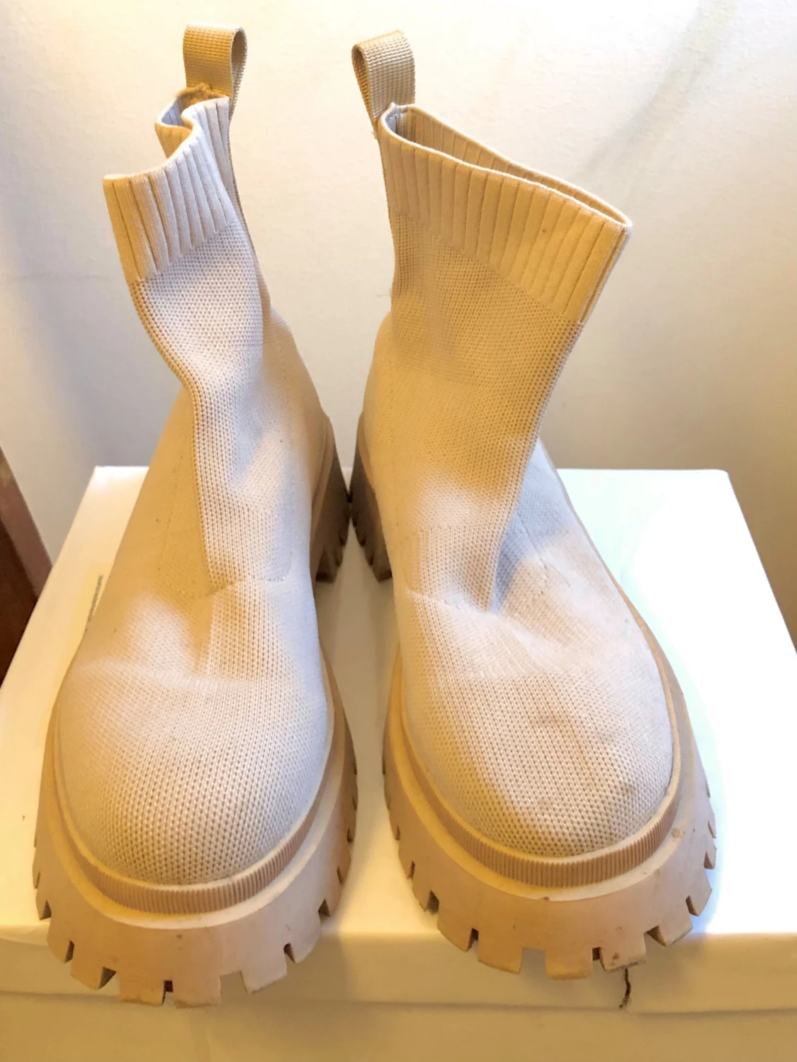 Beige stickade boots med grov sula - 2