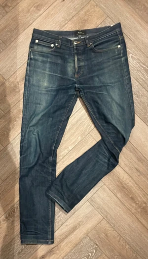 A.P.C Jeans  - Feta A.P.C jeans till salu! Mörk blå färg, storlek 31 i midja och längd 30. Jeansen är i mycket bra skick. 