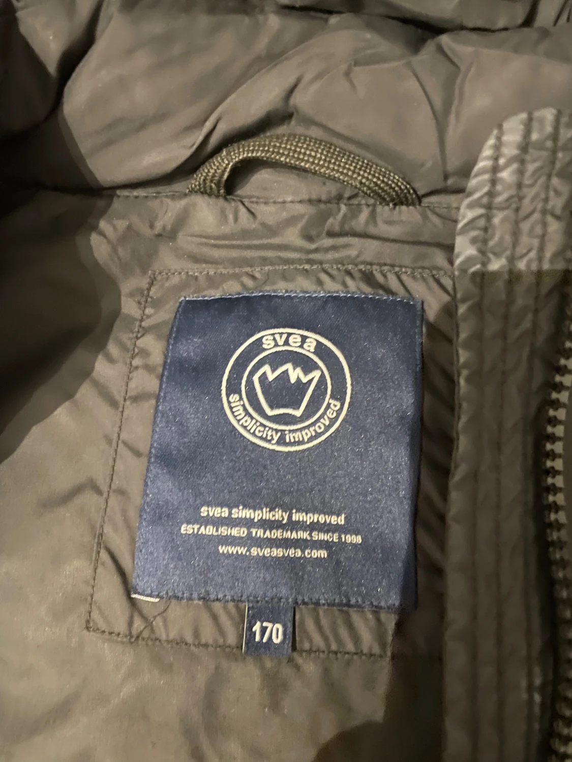 Svart pufferjacka med huva från Svea - 3