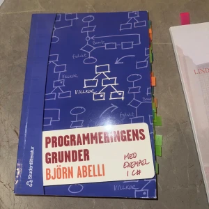 Programmeringens grunder - Björn Abelli - Säljer denna programmering informations boken som jag använde under min utbildning. Otroligt hjälpsam när man försöker lära sig grunderna i programmering och även vidareutveckla sina kunskaper