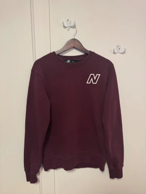 New Balance Tröja - Vinröd New Balance Tröja i storlek S. Använd men fortfarande i bra skick. 