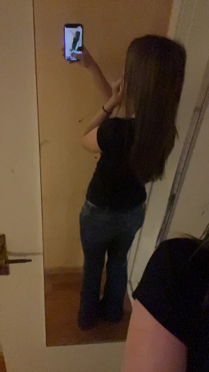 Svart snörad topp från Gina Tricot - Svart ribbad topp från Gina Tricot i storlek S. Modellen har korta ärmar, v-ringning och snygg snörning framtill som ger en cool detalj. Materialet är mjukt och stretchigt, perfekt för dig som gillar en slim passform och enkel stil.