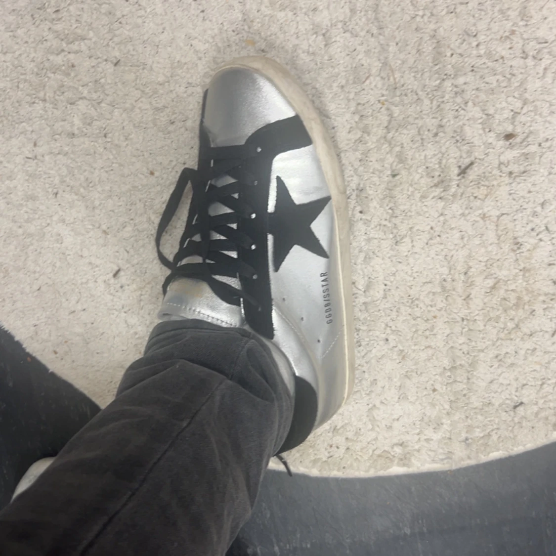 Golden Goose sneakers i silver och svart - 4