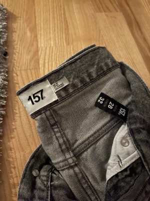 Jeans Lager 157 - Uppsydda i Lager 157-butik. Passar dig som är ca 155-160 cm lång. Str 28 i midjan. 