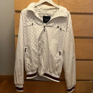 Jacka  - Snygg jacka i fint skick som passar storlek M, L. Svarar snabbt, skriv vid frågor💯