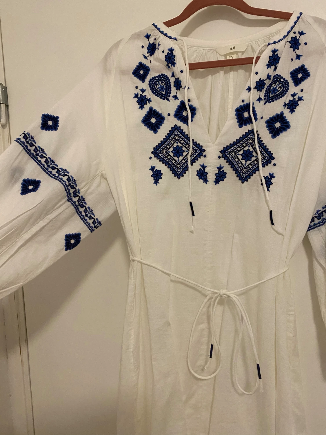 Vit långklänning med blå broderier H&M - 1