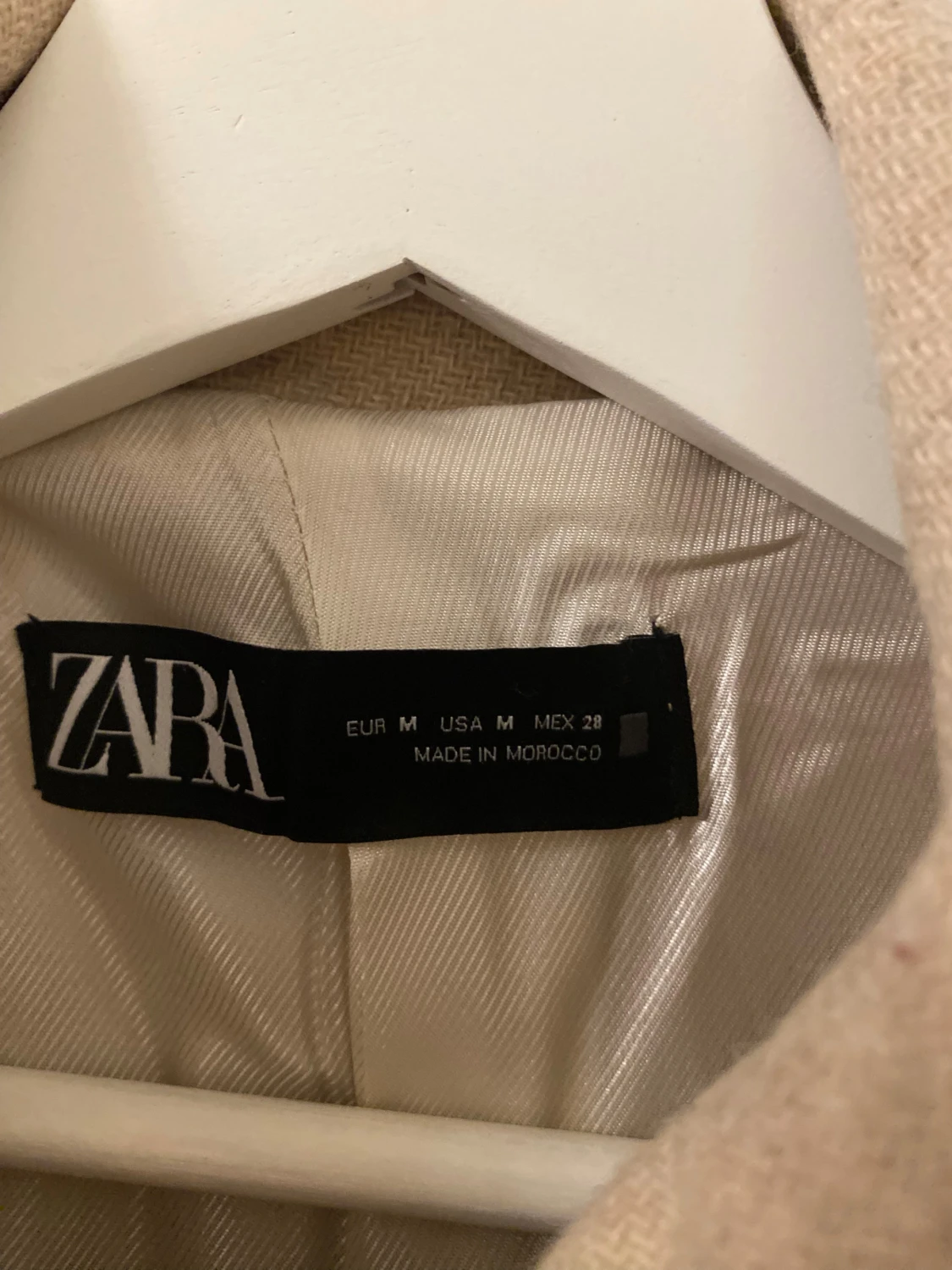 Beige kappa från Zara med guldknappar - 3