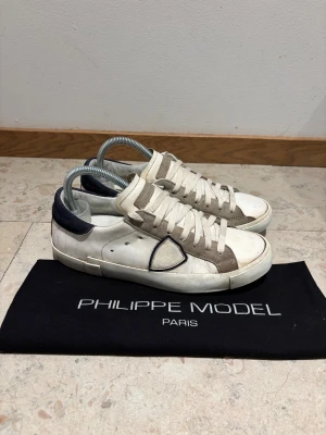 Philippe Model - Philippe model | strlk 40 men passar 41 | slitningar ska finnas då det är en del av designen | inga deffekter utan endast lite smutsiga | hör av er vid frågor