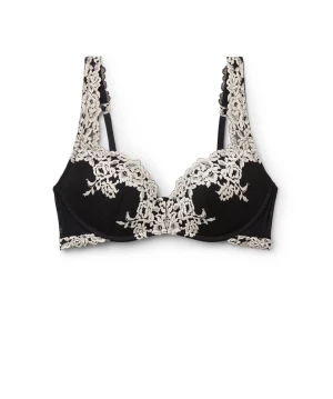 Svart bh med spetsdetaljer - Säljer en svart bh med vacker vit spetsbroderi över kuporna och axelbanden. Den har en feminin och elegant look med fina spetsmönster som ger extra lyxig känsla. Perfekt för dig som vill ha något extra snyggt under kläderna.