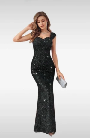 Svart glittrig långklänning med dragkedja - Säljer en svart glittrig långklänning med figurnära passform och dragkedja i ryggen. Har använts dn gång, som ny. Priset går att diskutera!