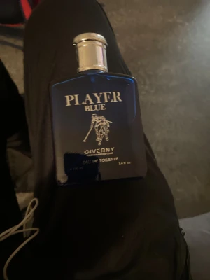 Player Blue 100ml - Player Blue från Giverny är en Eau de Toilette på 100 ml. Flaskan har en sportig vibe med stilren design och passar dig som vill sticka ut med en fräsch känsla. Perfekt för dig som gillar att testa nya dofter och vill ha något unikt i samlingen.