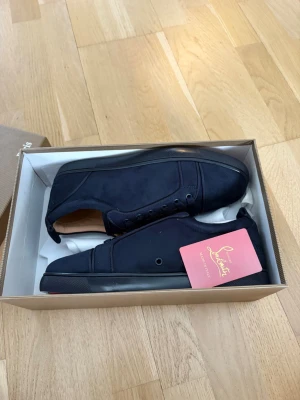 Mörkblå Loubotion  - Säljer helt nya loubotion allt följer med, skriv vid frågor ❗️❗️❗️