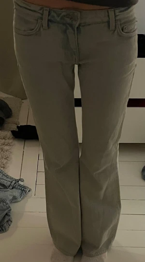 Ljus blåa  low waist Bootcut jeans weekday  - Snygga ljus blåa jeans från weekday. Dessa är slutsålda och är i väldigt bra skick. Storlek 28/32. Gå in på bilden så ser man bättre 