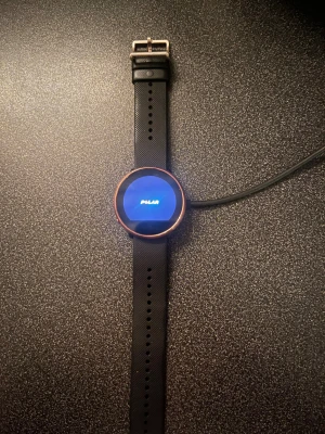 Träningsklocka från Polar - Svart träningsklocka från Polar. Använd, batteriet håller för dagen. Kommer med laddare. Skriv om frågor💕