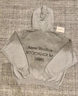 Acne Studios hoodie - Hej! Säljer min Acne Studios hoodie som jag fick i present, men tyvärr hade de köpt fel storlek. Tröjan gick dessvärre inte att lämna tillbaka då öppetköp hade gått ut. Så därför säljer jag den! Tröjan kostar nypris 4000+ kr. Kvitto finns❗️Armhåla till fåll 68,5 cm och bröst runt hela varvet 98 cm. Bara att höra av sig om ni vill ha fler bilder eller har någon annan fråga. MVH Henry