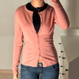 Rosa kofta med knappar  - Fin kofta i fin färg! 