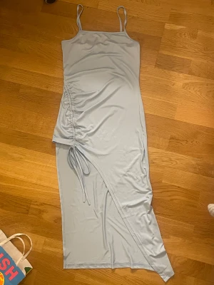Ljusblå klänning  - Ljusblå klänning med slit. Storlek S. Från SHEIN. Aldrig använd.