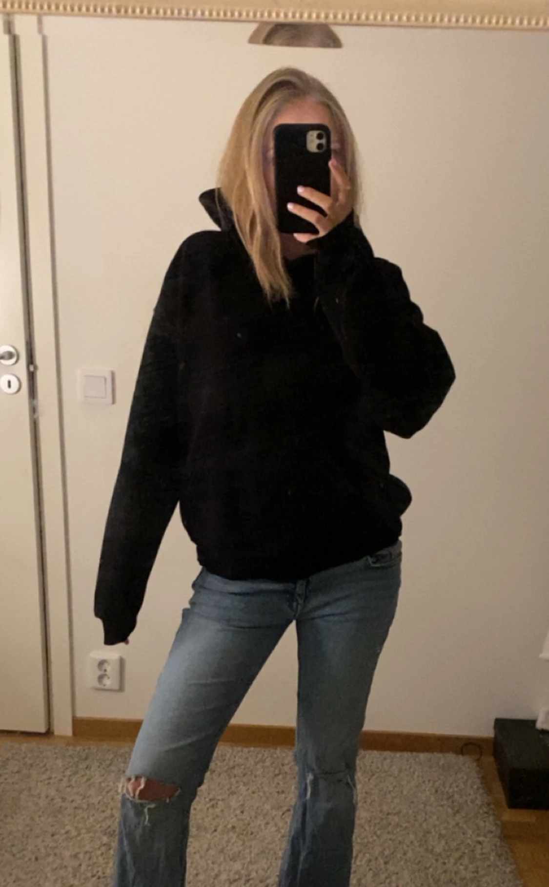 Svart hoodie med luva och ficka 