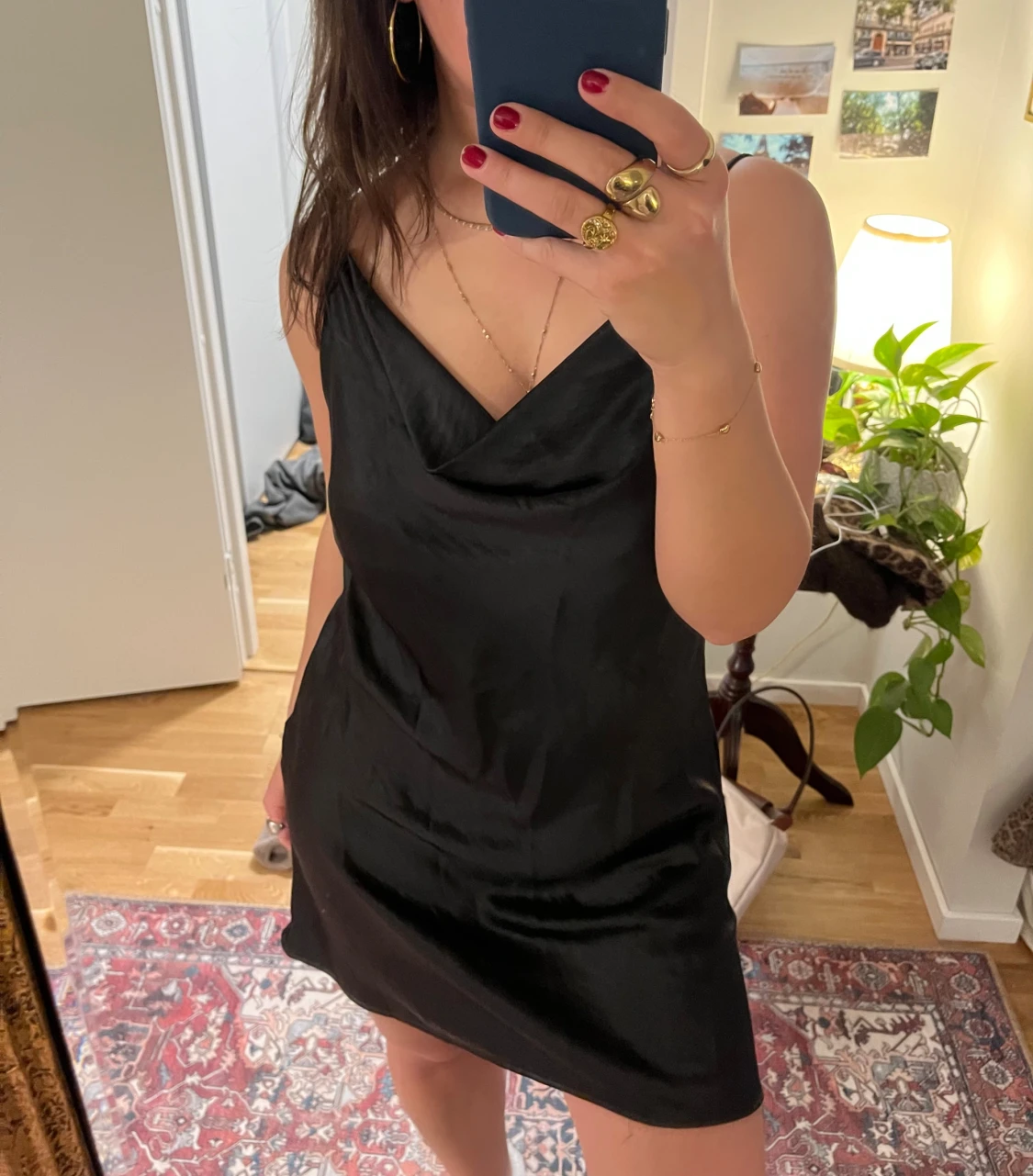 Svart satin klänning från ginatricot - 3