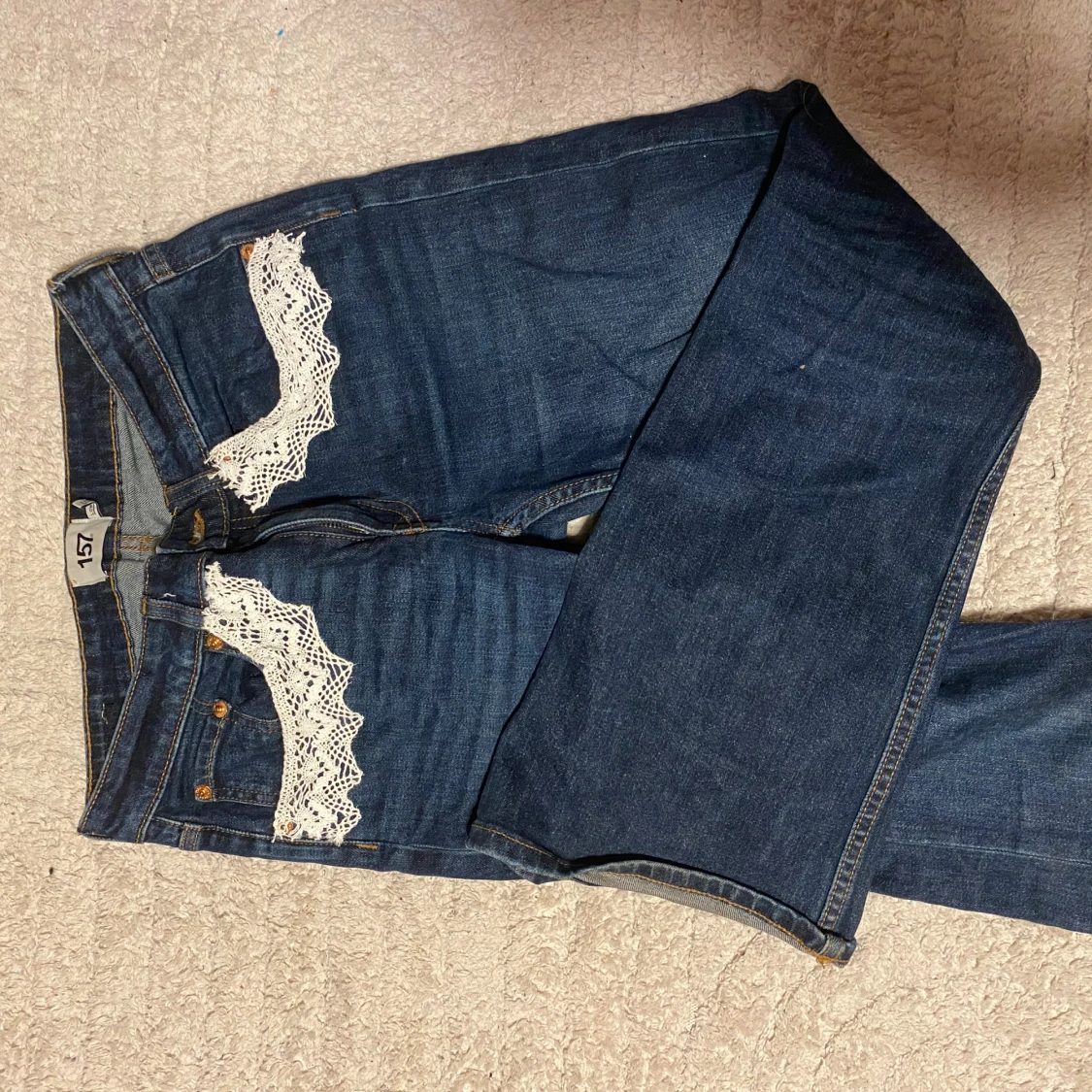 Blå jeans med spetsdetaljer