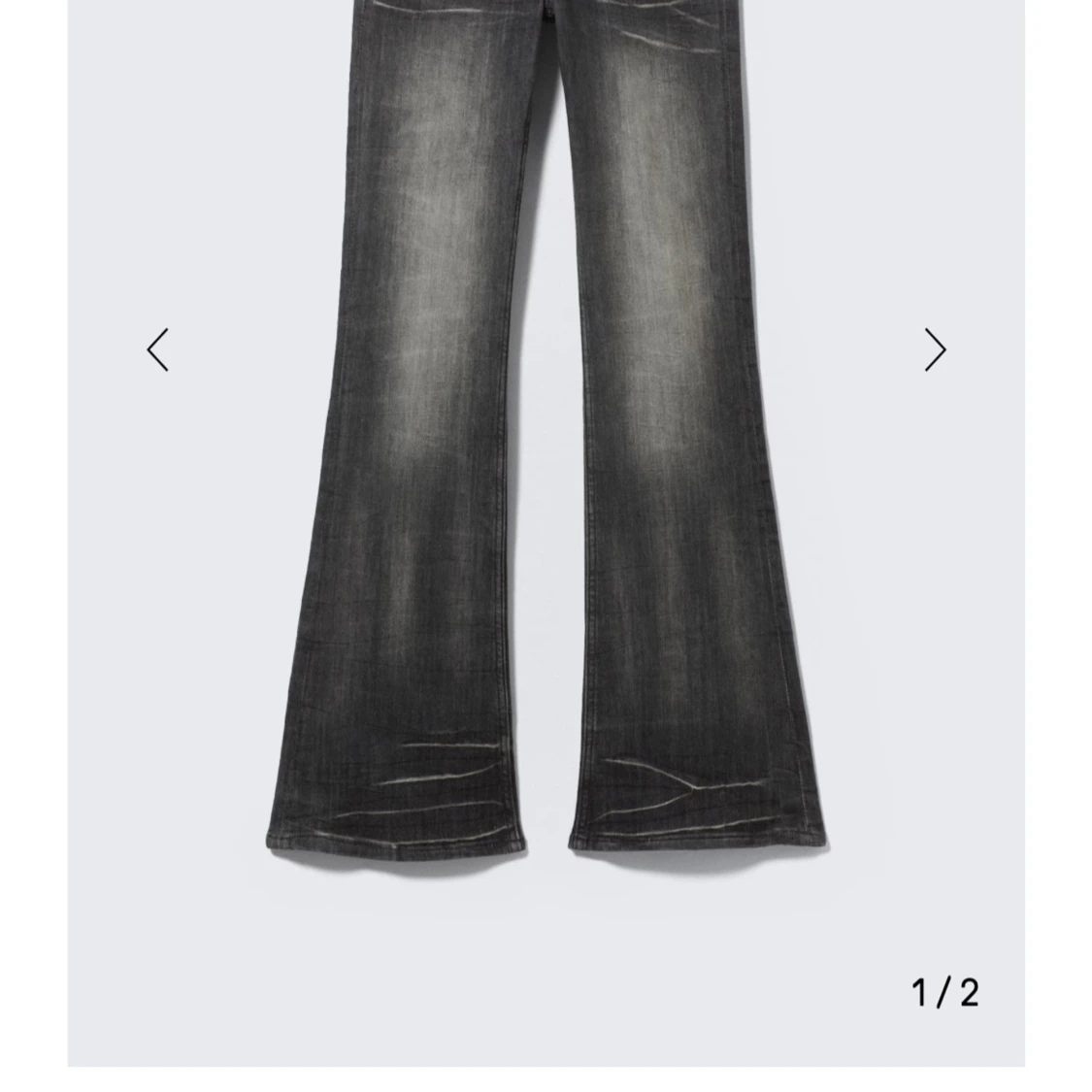 Bootcut svarta jeans med slitningar