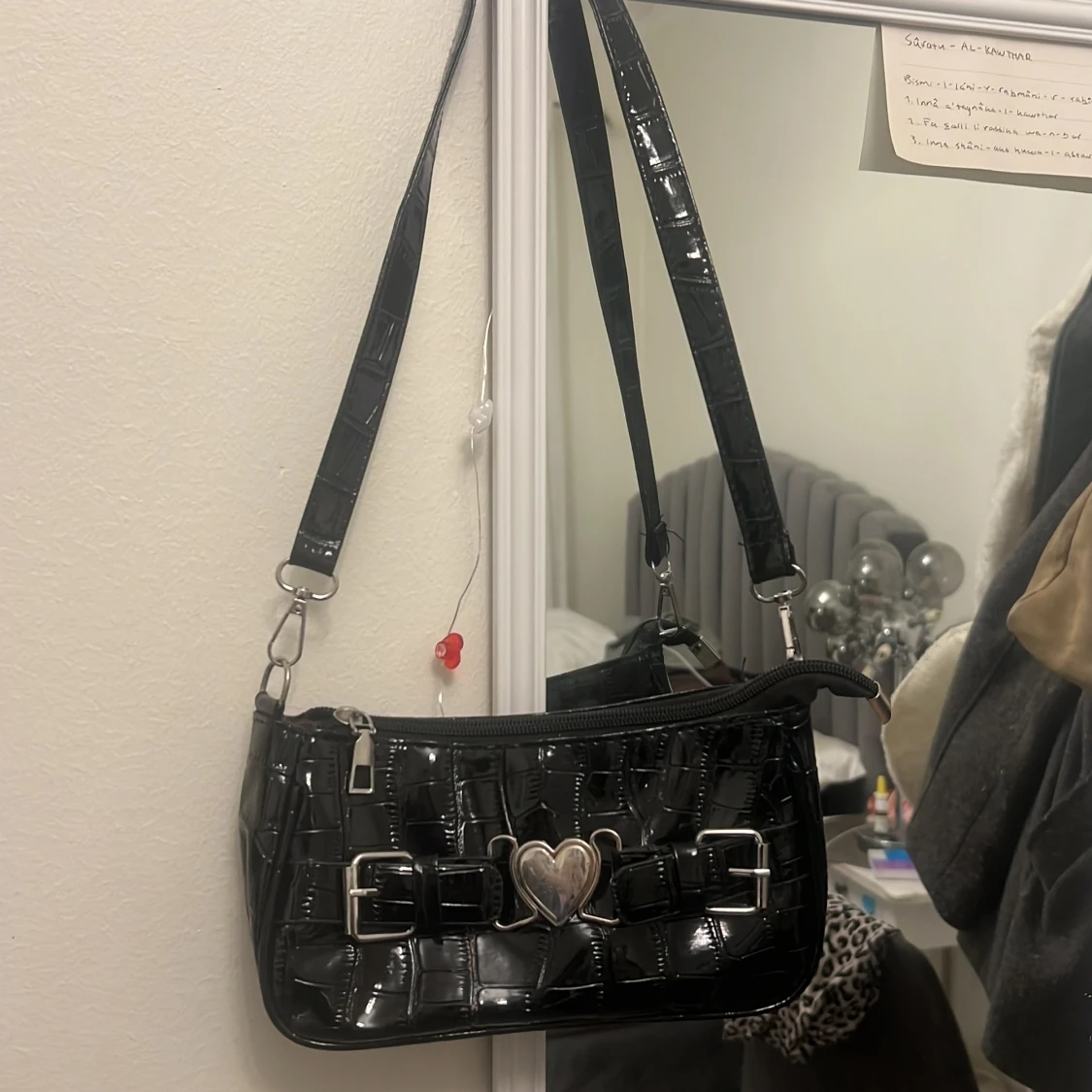 Svart axelväska med hjärtdetalj