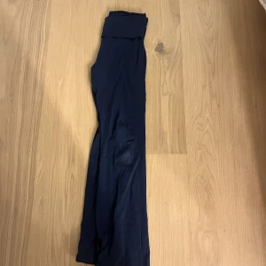 Mörkblå yoga pants  - Säljer ett par mörkblå yoga pants i storlek 170 från Kappahl eller Lindex, de har tjockt mjukt tyg, har dock klippt bort lappen skriv om ni har funderingar💕