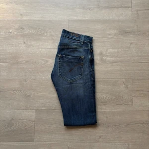 Dondup Jeans - Riktigt snygga Dondup Jeans. Slim passform. Storlek W30. Längd 104-106cm, Midja 39cm. Tveka inte ställa frågor vid intresse🙌