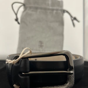 Brunello Cucinelli skärp/bälte - Helt nytt Brunello Cucinelli läderbälte. Brunello Cucinellis läderbälten kombinerar klassisk design med exklusivt italienskt hantverk. Tillverkade av noggrant utvalt, mjukt och slitstarkt läder som bara blir vackrare med tiden. Längd/storlek ~ 90cm Nypris ~ 10 430kr  Vill nu endast bli av med det, därav det extremt bra priser. Hör av er vid minsta lilla! Mvh Alvin.