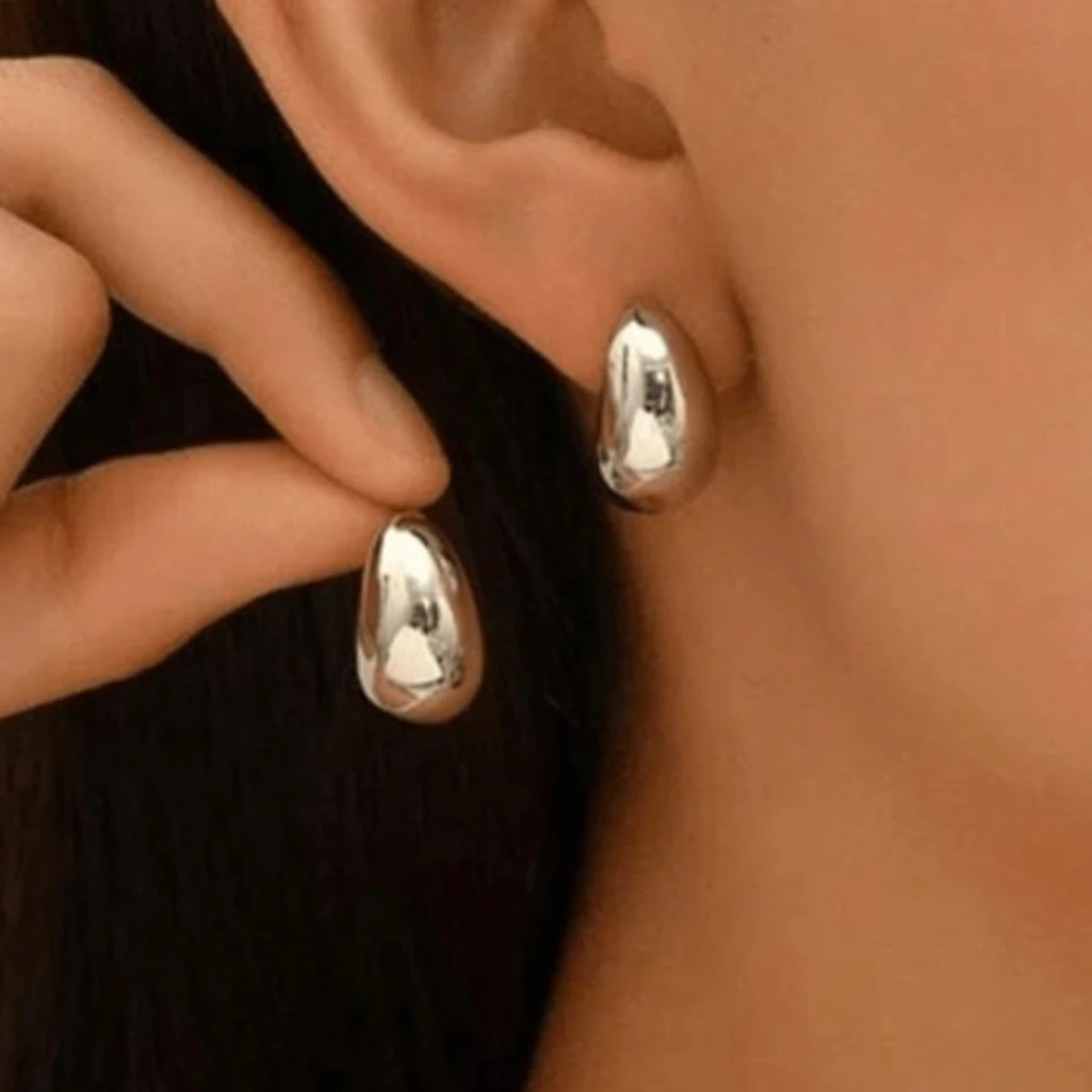 Chunky droppformade örhängen i silver - 1