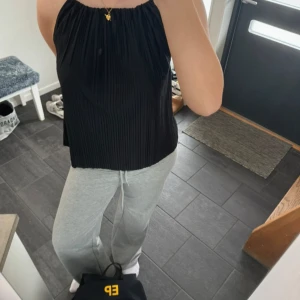 Festtopp - Så snygg topp, typ halterneck!!