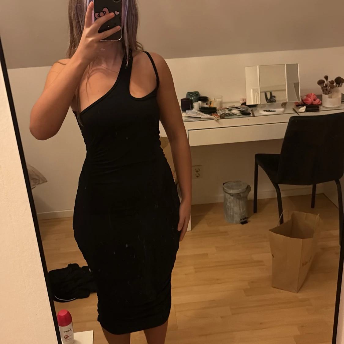 Svart oneshoulder klänning