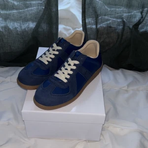 Maison Margiela skor  - Blå Maison matgielas. Mycket bra skick. Storlek 43 på dom. Skriv om ni har frågor. 