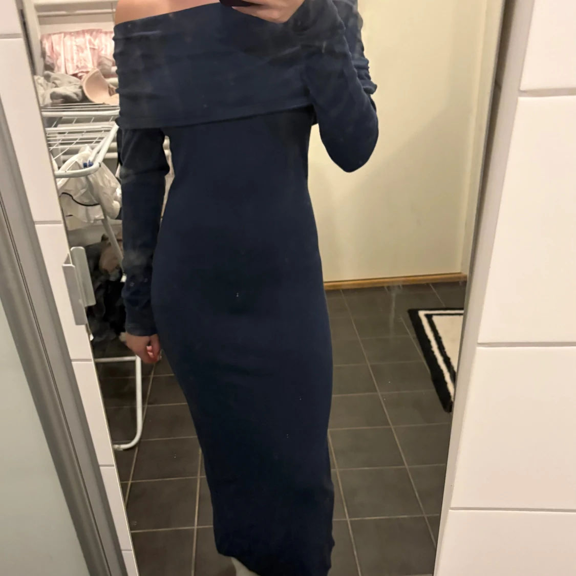 Marinblå offshoulder långklänning - 1