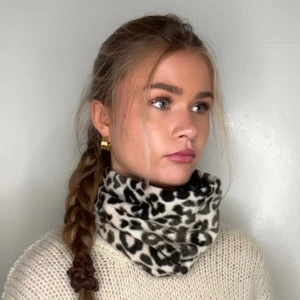 Buff i leopard - Leopardmönstrad buff som såväl är funktionell som snygg. Tillverkad i mjuk fleece som känns skön mot huden och håller dig varm under kyliga dagar. Enkel och stilren design som passar till de flesta outfits.