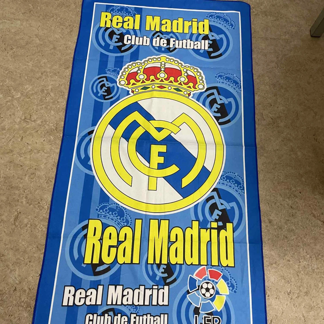 Real Madrid halsduk med klubbmärke - 2