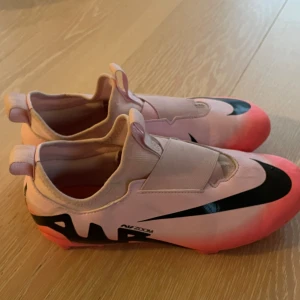 Rosa nike mercurial fotbollsskor utan skosnöre - Fotbollsskor utan skosnöre från nike mercurial storlek 37 1/2 använd väldigt få gånger 