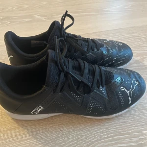 Svarta inne fotbollsskor Puma - Svarta innefotbollsskor från puma i mycket bra skick, använt få gånger i storlek 36
