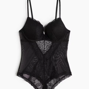 Spetsbody  - Från Hm i jättefint skick 