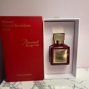 Baccarat Rouge 540 Extrait - Lyxig och ikonisk parfym från Maison Francis Kurkdjian Paris. Extrait de parfum i en elegant röd flaska, 70 ml. Perfekt för dig som vill sticka ut med en exklusiv doftupplevelse.