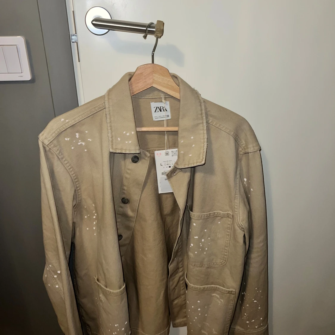 Beige overshirt från Zara med stänk