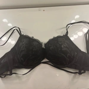 Svart bh - Svart bh från hunkemöller i mycket bra skick förutom att bygeln sticker ut lite (se sista bilden)Den är i strl 75D