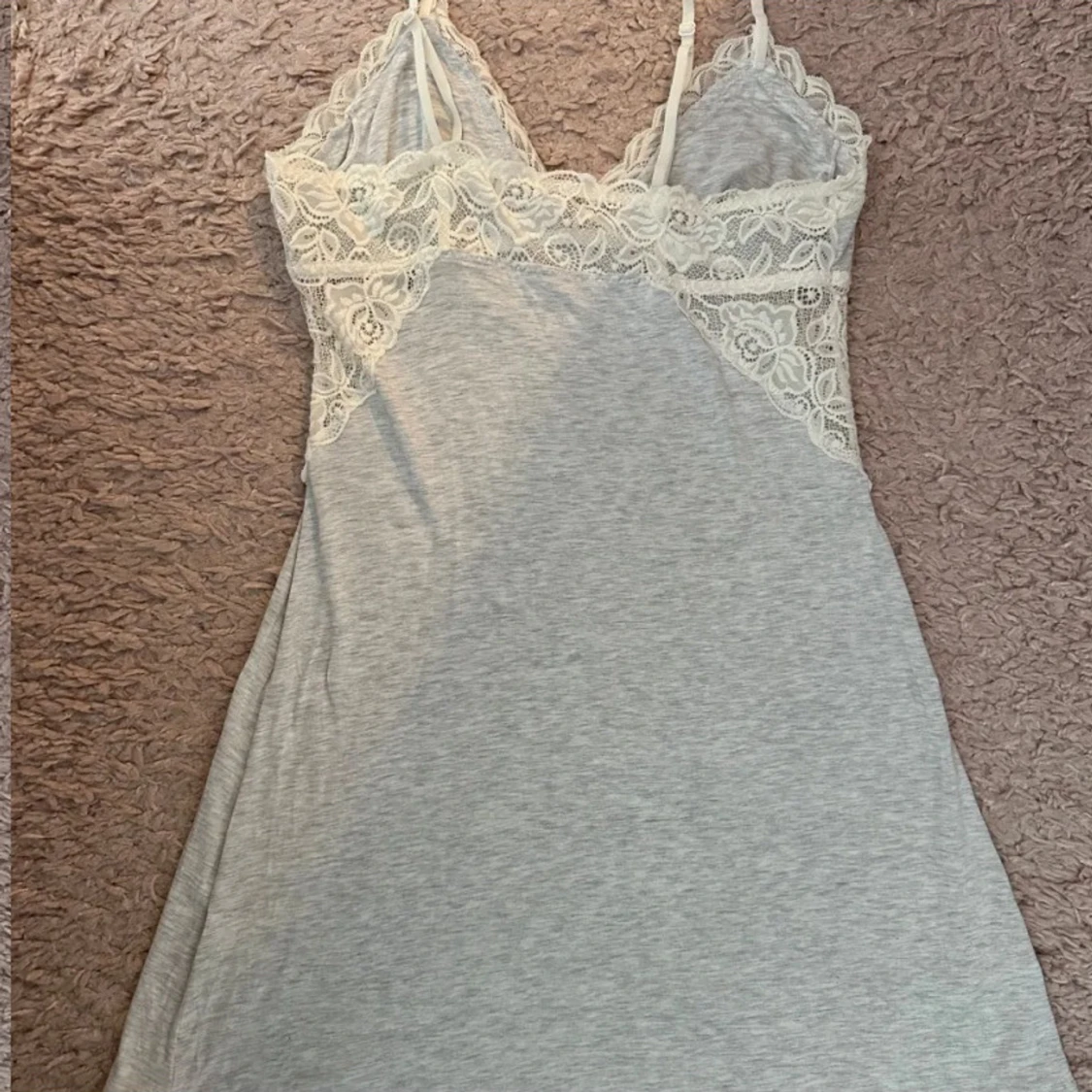 Vit kortklänning med spetsdetaljer - 2